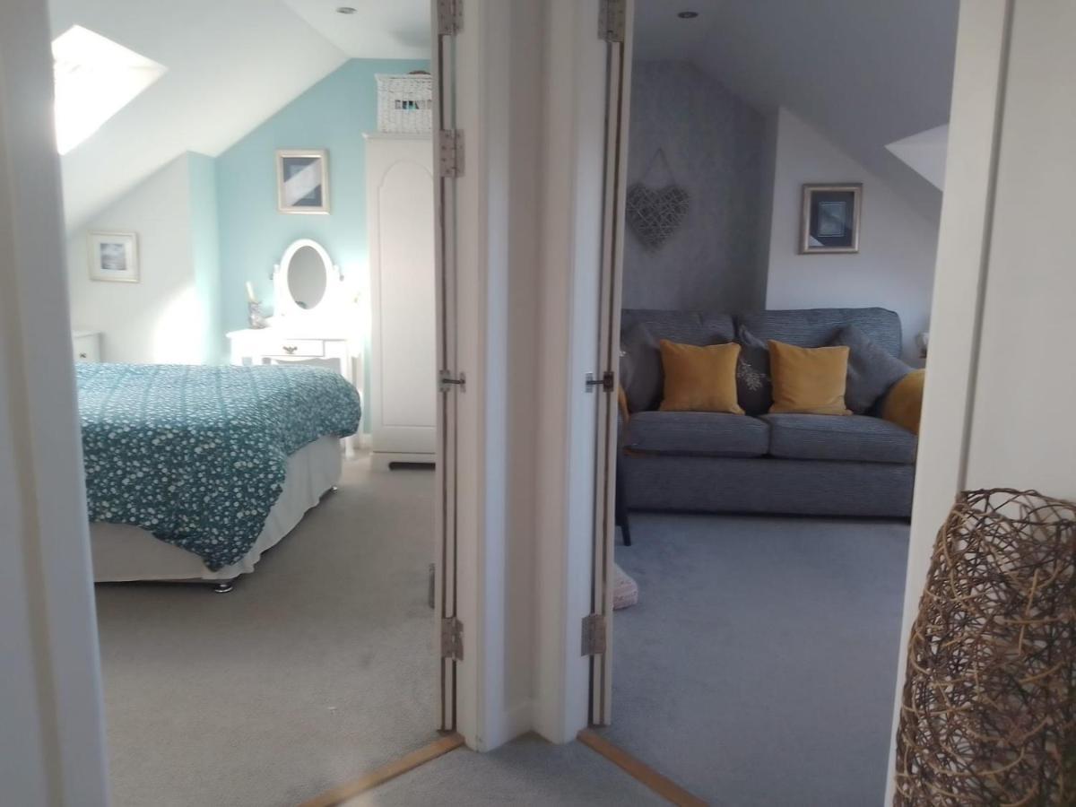 Village Life- Private Attic Suite - Living Room, Bedroom And Bathroom Newtown St Boswells Exterior foto